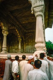 Architecture;-Colonne-cannelée;-Delhi;-Fort-rouge;-Grès-rouge;-Hayat-Bakhsh-Bagh;-Hommes;-Inde;-Kaleidos;-Kaleidos-images;-La-parole-à-limage;-Lal-Qila;-Marbre-blanc;-Moghols;-Patrimoine-de-lHumanité;-Pavillon;-Pétales-de-lotus;-Shah-Jahan;-Shahjahanabad;-Stories-Pictures;-Tarek-Charara;-UNESCO;-Vieux-Delhi